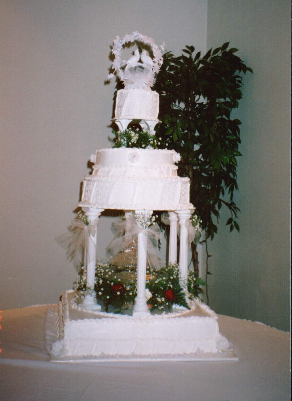 Heart shaped wedding cakes with fountain
